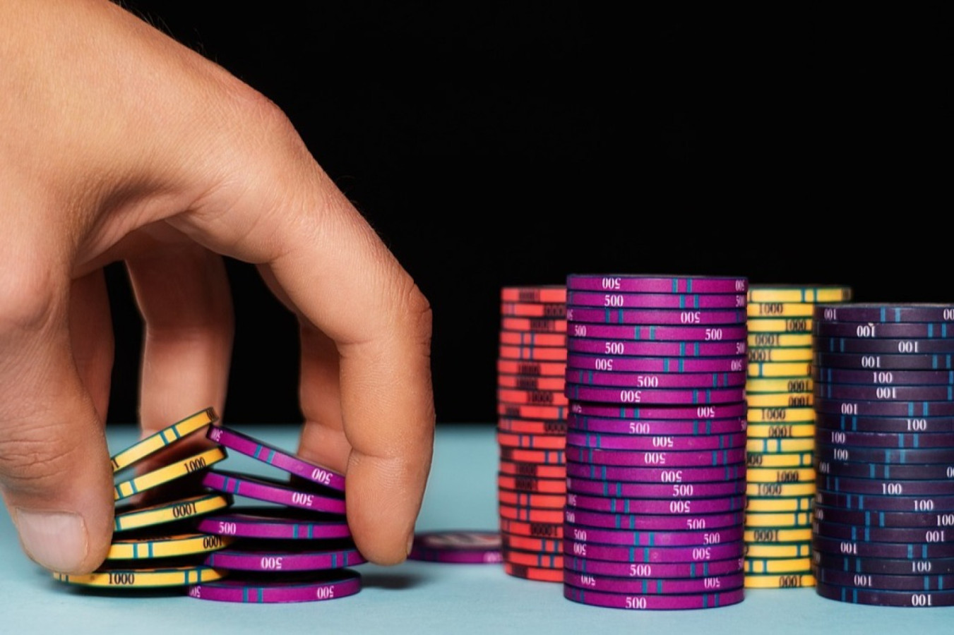 What is a Poker Straddle? And Should You Ever Straddle?